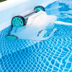 Aspirateur automatique de piscine hors sol Intex et écumoire automatique monté